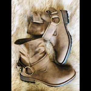👢🏍TAUPE Women’s distressed Moto booties👢🏍